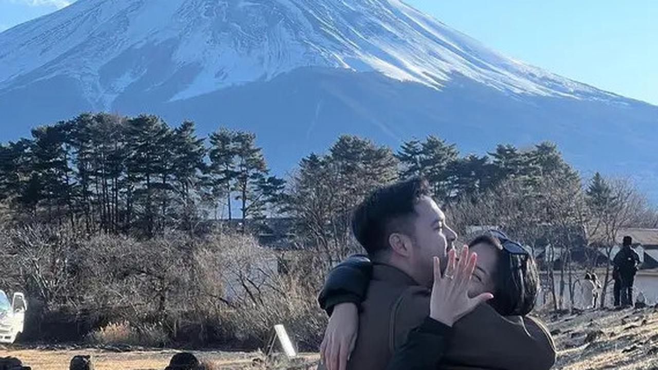 Romantis Bikin Baper, 8 Potret Nadhif Basalamah Lamar Taska Berlatar Gunung Fuji di Jepang