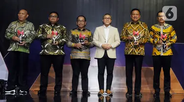 Menteri Perdagangan Zulkifli Hasan (ketiga kanan) foto bersama nominator Program Penguatan Ekspor Daerah pada ajang Merdeka award 2023 di SCTV Tower, Jakarta, Rabu (30/8/2023). (merdeka.com/Imam Buhori)