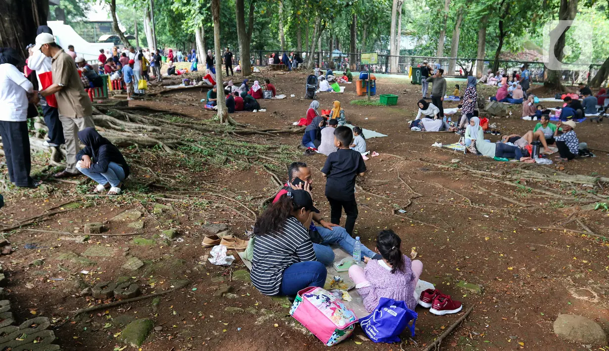 Tercatat hingga pukul 11.00 WIB, sebanyak 19.688 masyarakat berkunjung ke kebun binatang tersebut untuk melihat berbagai jenis satwa. (Liputan6.com/Herman Zakharia)