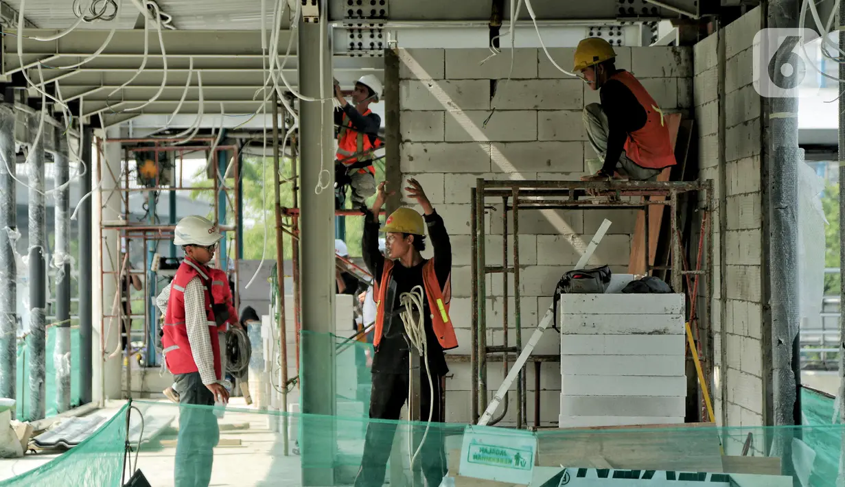 Penambahan itu bertujuan mengurangi padatnya antrean bus dan mempercepat pergerakan naik turunnya penumpang ke bus TransJakarta. (Liputan6.com/Herman Zakharia)