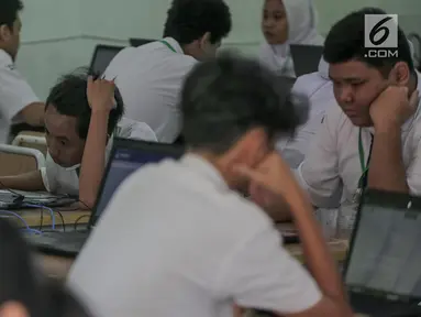 Siswa mengikuti Ujian Nasional Berbasis Komputer (UNBK) mata pelajaran Bahasa Indonesia di SMP Negeri 1, Cikini, Jakarta, Senin, (22/4). Sebanyak 4.279.008 siswa mengikuti UNBK tingkat SMP dan Madrasah Tsanawiyah (MTS) yang dilaksanakan mulai 22 hingga 25 April. (Liputan6.com/Faizal Fanani)