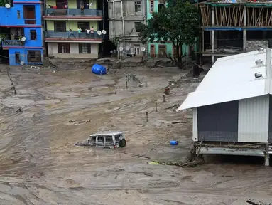 Sebuah kendaraan terendam sebagian di dalam air setelah banjir bandang yang dipicu oleh hujan lebat yang tiba-tiba menggenangi kota Rangpo di Sikkim, India, Kamis, 5 Oktober 2023. (AP Photo/Prakash Adhikari)