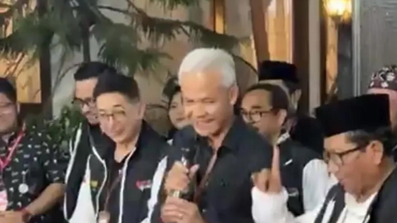 Cawapres Mahfud Md yang berada di samping Ganjar nampak mengacungkan satu jari telunjuknya saat ditanya awak media mengenai nomor yang diharapkan.<br>
