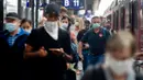 Penumpang berjalan di sepanjang peron di stasiun kereta utama di Frankfurt, Jerman, Jumat (14/8/2020). Mengenakan masker untuk melindungi diri dari corona Covid-19 adalah kewajiban di transportasi umum di Jerman. (AP Photo/Michael Probst)