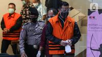 Menteri Sosial Juliari Batubara digiring petugas usai pemeriksaan di Gedung KPK, Jakarta, Minggu (6/12/2020). Juliari Batubara yang menyerahkan diri resmi ditahan KPK atas dugaan menerima suap terkait pengadaan bantuan sosial penanganan COVID-19 di Kementerian Sosial. (Liputan6.com/Johan Tallo)