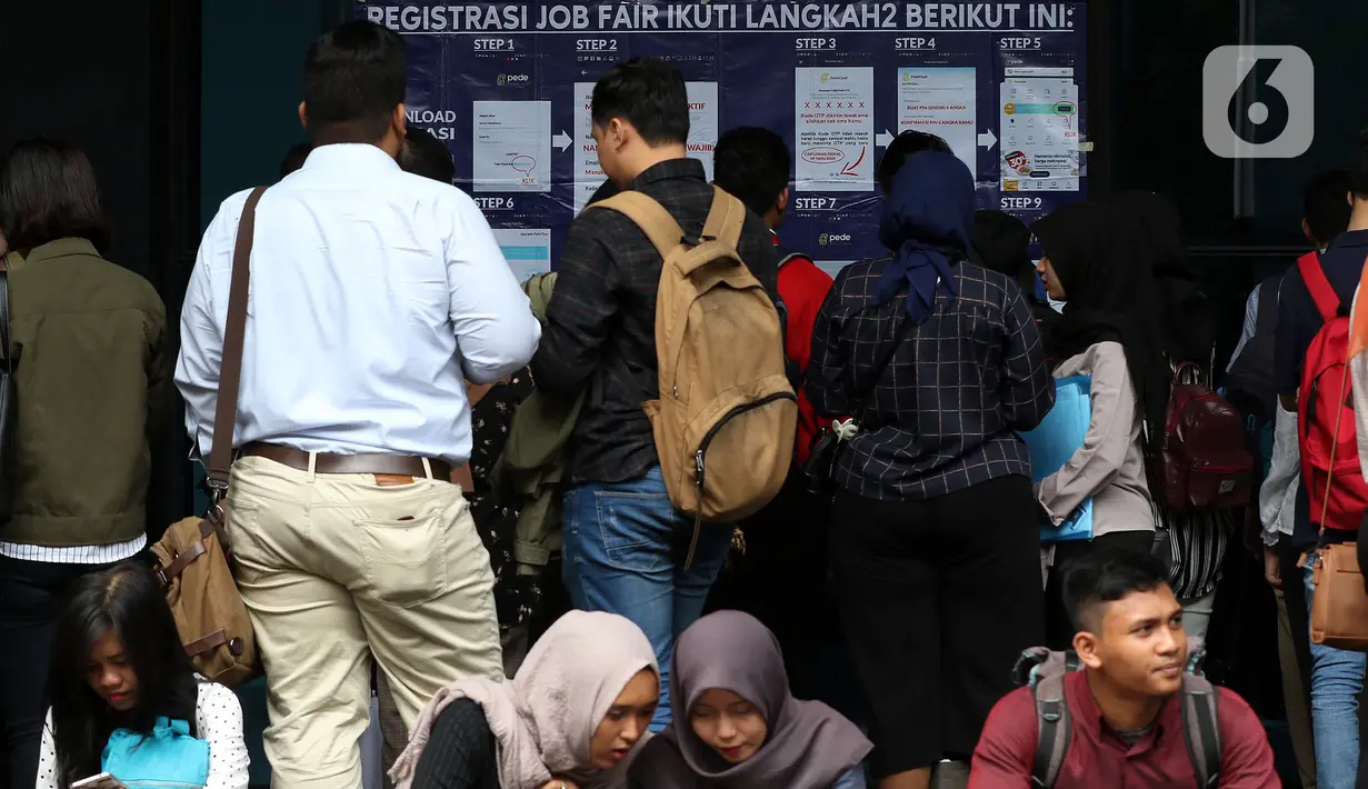 Pencari kerja mencari informasi lowongan pekerjaan saat acara Job Fair di kawasan Jakarta, Rabu (27/11/2019). Job Fair tersebut digelar dengan menawarkan lowongan berbagai sektor untuk mengurangi angka pengangguran. (Liputan6.com/Johan Tallo)