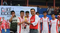 Djachri Surahman (kanan) bersama para pemenang di program Coke Kicks di Sukabumi (istimewa)