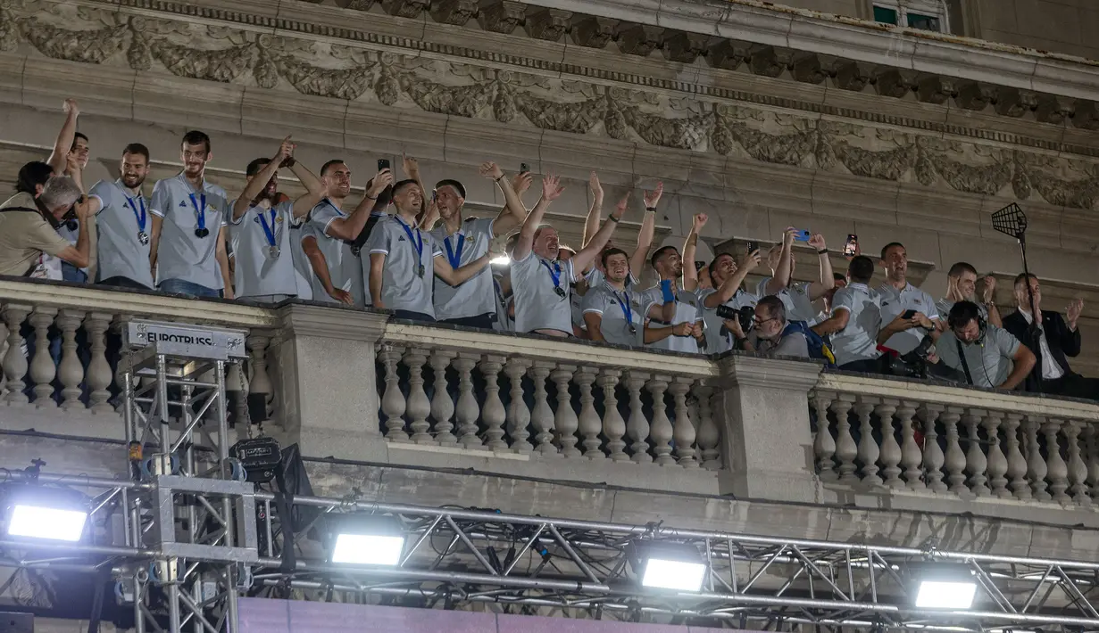 Timnas Basket Serbia menyapa para masyarakat Serbia di ibu kota Belgrade, Serbia, 12 September 2023 waktu setempat. Skuad asuhan Svestival Pesic berhasil menjadi runner up di Piala Dunia FIBA 2023. (AP Photo/Marko Drobnjakovic)