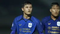 Bek PSIS Semarang, Alfeandra Dewangga, tampil mengesankan saat membantu timnya mengimbangi Persija Jakarta dengan skor 2-2 pada BRI Liga 1 2021/2022. (Bola.com/M. Iqbal Icshan)