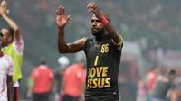 Pemain Persipura Jayapura, Boaz Solossa saat bersama timnya melawan Persija Jakarta pada Liga 1 2017 di Stadion Patriot, Bekasi, (8/7/2017). Persija bermain imbang 1-1. (Bola.com/Nicklas Hanoatubun) 