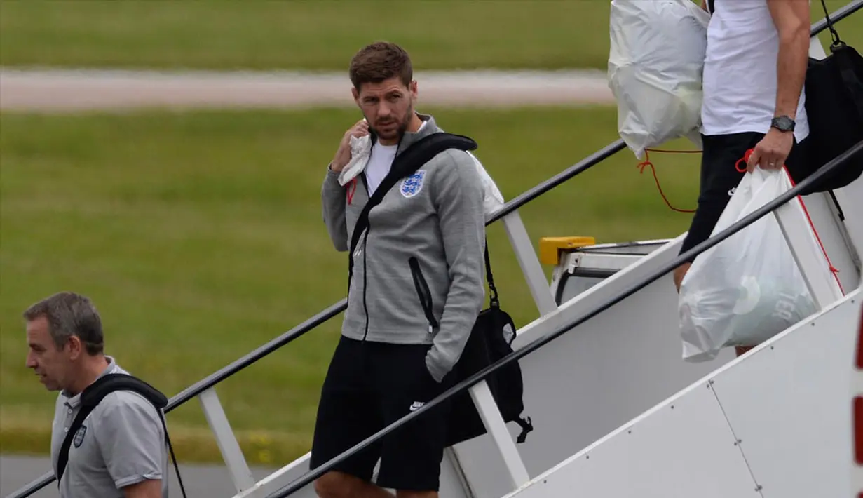 Steven Gerrard menatap kosong saat kembali dari Brazil di bandara Manchester, Inggris (25/06/2014) (REUTERS/Nigel Roddis) 