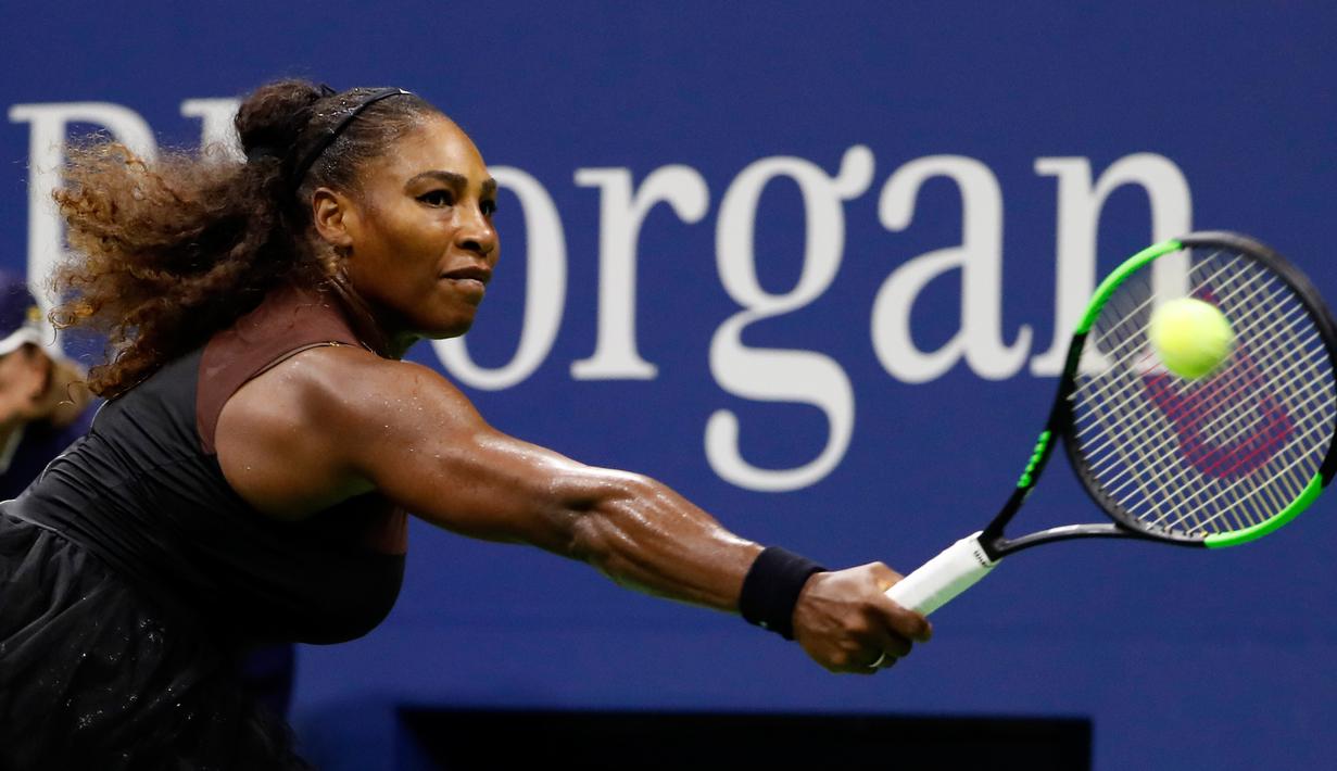 Petenis Serena Williams mengembalikan bola ke arah Venus Williams saat bertanding di putaran ketiga turnamen tenis AS Terbuka di New York, Jumat (31/8). Serena mengalahkan Venus dengan skor 6-1, 6-2. (AP Photo/Adam Hunger)