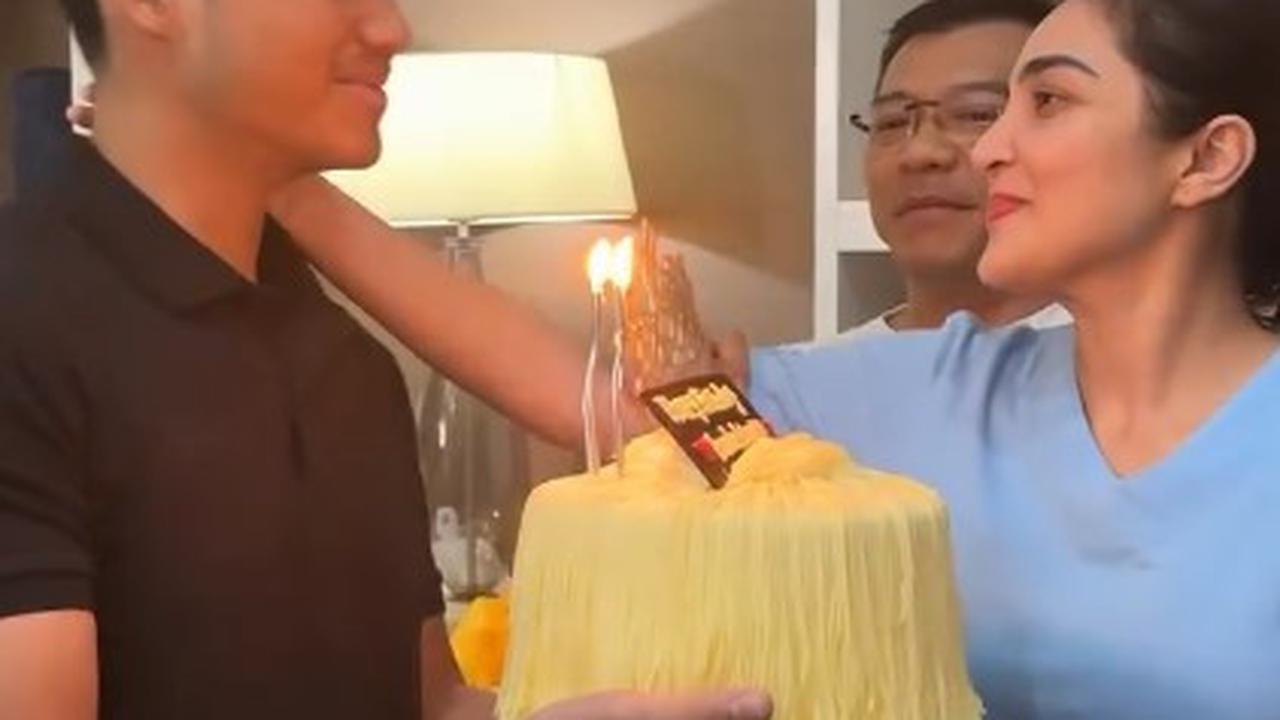 Surprise Ultah ke-41 Ashanty dari Anang Hermansyah dan Azriel, Raut Wajah Bahagia Banget