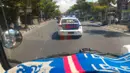 Truk pengangkut bendera merah putih raksasa bertajuk One Soul One Nation dan Aremania mendapat pengawalan polisi Polda Bali menuju ke Gianyar. (Bola.com/Aremania)