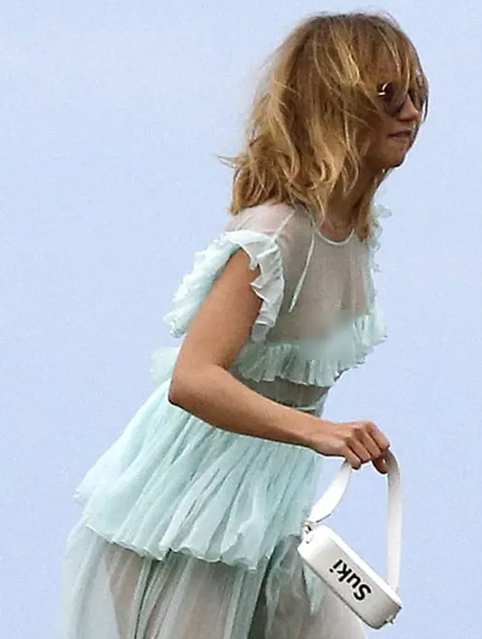 Terlihat sedang berada di pantai, Suki tampak asik menikmati sesi pemotretannya itu. Ia juga tak peduli ketika bagian intimnya tertangkap kamera ataupun terlihat orang-orang di sekitarnya. (doc.dailymail.com)