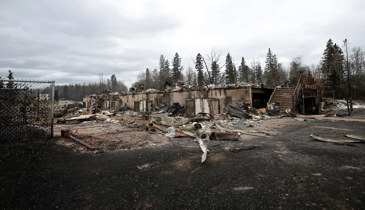 Sebuah rumah yang hangus akibat kebakaran hutan di Beacon Hill dari Fort McMurray, Alberta, Kanada, (9/5). Sekitar 80 ribu warga Kanada terpaksa dievakuasi Akibat kebakaran dahsyat di seluruh kota ini. (REUTERS/Chris Wattie)