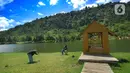 Wisatawan menikmati Situ Rawa Gede yang Instagrammable di kawasan Puncak Dua, Sukamakmur, Bogor, Jumat (6/1/2023). Meski kawasan Puncak Dua belum dikembangkan secara maksimal oleh Pemkab Bogor dan pemerintah pusat, warga seputar Jabodetabek dan Cianjur tetap antusias mengunjungi kawasan ini sebagai tempat wisata alternatif selain kawasan Puncak dan sekitarnya yang selalu didominasi kemacetan lalu lintas. (merdeka.com/Arie Basuki)