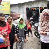 Bersama dengan putrinya, Okie Agustina mengunjungi tempat pembuangan sampah. Ia berharap, kegiatan yang dilakukan setiap bulan itu bisa menumbuhkan jiwa sosial bagi buah hatinya. (Nurwahyunan/Bintang.com)