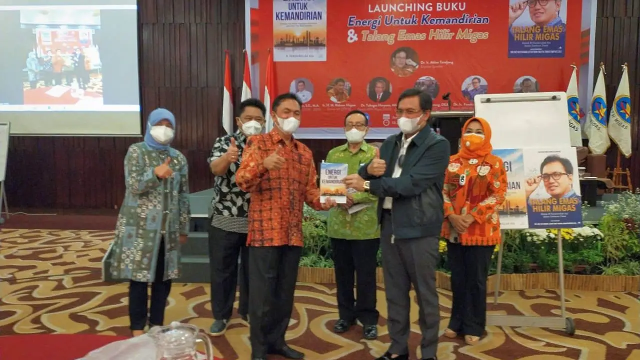 Kepala BPH Migas sekaligus Ketua Komite BPH Migas periode 2017-2021 M. Fanshurullah Asa menerbitkan 2 buku yang diberi judul Energi untuk Kemandirian dan Talang Emas Hilir Migas.