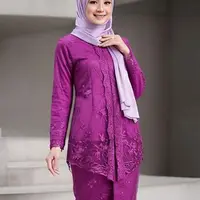 Ilustrasi Warna Jilbab Terbaik untuk Kebaya Fuschia (Sumber Gambar: Meta AI)