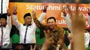 Cagub DKI Jakarta, Basuki Tjahaja Purnama (kanan) disambut Relawan Nusantara saat menghadiri peringatan Maulid Nabi Muhammad SAW 1438H di Jakarta, Minggu (15/1). Acara dihadiri ratusan anggota Relawan Nusantara. (Liputan6.com/Helmi Fithriansyah)