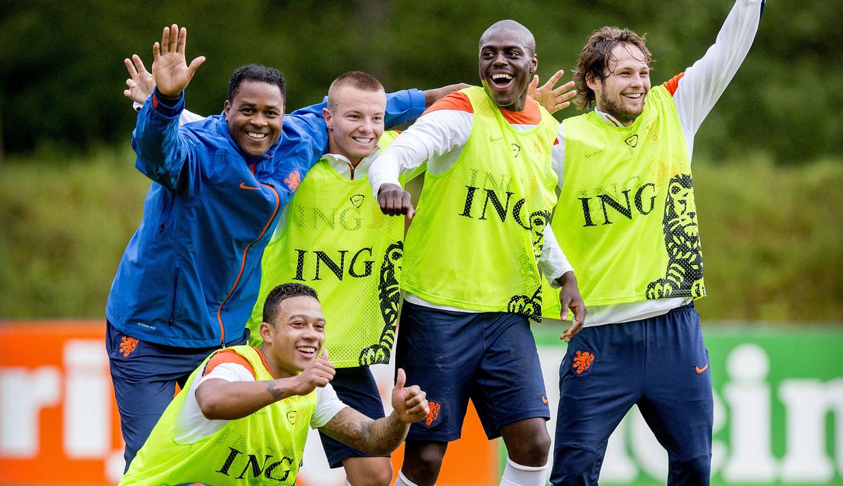 Asisten pelatih Timnas Belanda, Patrick Kluivert (kiri) berfoto bersama dengan sejumlah pemain saat sesi latihan menjelang Piala Dunia 2014 di Hoenderloo, Belanda, 8 Mei 2014. (AFP/ANP/Koen van Weel)