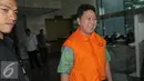 Tersangka Sukotjo S. Bambang tersenyum usai menjalani pemeriksaan di gedung KPK, Jakarta, Selasa (24/5). Berkas Sukotjo dinyatakan lengkap (P21) sehingga kasusnya segera disidangkan. (Liputan6.com/Helmi Afandi)