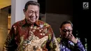 Ketum Partai Demokrat Susilo Bambang Yudhoyono (SBY) menerima kedatangan Ketum Partai Amanat Nasional (PAN) Zulkifli Hassan di kediamannya di kawasan Mega Kuningan, Jakarta, Rabu (25/7). (Liputan6.com/Johan Tallo)
