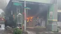 Sebuah toko 24 jam di Banyuwangi ludes terbakar diduga akibat konsleting listrik (Istimewa)