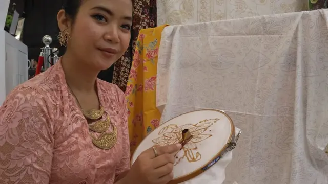 Peni, anak muda yang suka membatik. (Foto: Benedikta Desideria)