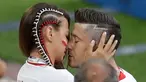 Bintang timnas Polandia, Robert Lewandowski dihibur istrinya seusai dikalahkan Senegal pada pertandingan pertamanya di Piala Dunia 2018 di Stadion Spartak, Moskow, Selasa (19/6). Polandia dikalahkan Senegal 1-2 pada penyisihan grup H. (AP/Themba Hadebe)