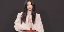 Seulgi tampil dengan rok balon disertai jaket cropped yang hadirkan detail volume. [Foto: Chlo&eacute;.dok]