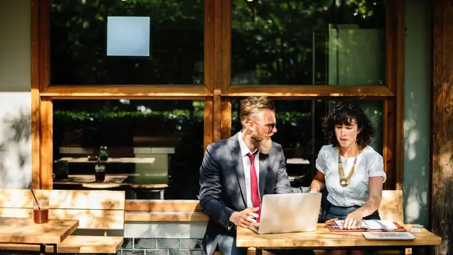 [BIntang] Kata Astrologer: 3 Zodiak yang Terlalu Sering Dengerin Kata Orang