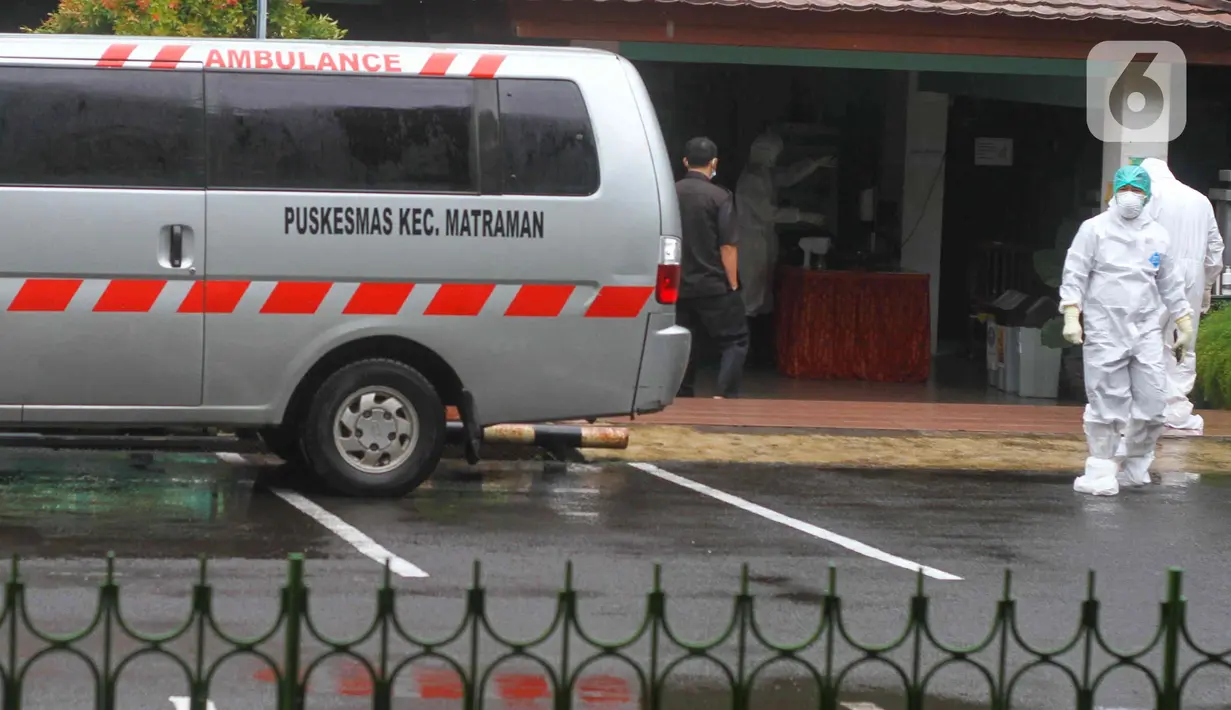 Petugas menunggu pasien COVID-19 untuk isolasi di Graha Wisata TMII, Jakarta, Selasa (8/2/2022). Pemerintah Provinsi DKI Jakarta menjadikan Graha Wisata TMII sebagai tempat isolasi bagi pasien COVID-19 dengan kapasitas 41 kamar yang dapat menampung 100 pasien. (Liputan6.com/Herman Zakharia)