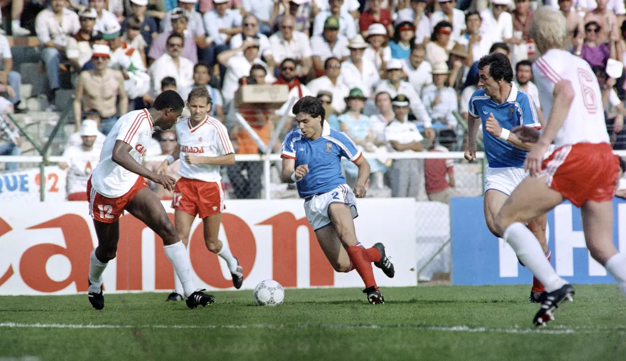Kanada. Pada Piala Dunia 1986 di Meksiko, Zona Concacaf diwakili oleh dua negara yaitu Meksio sebagai tuan rumah dan tim debutan Kanada. Bergabung di Grup C bersama Uni Soviet, Prancis dan Hongaria pada fase grup, Kanada menelan kekalahan dari ketiga lawannya tanpa mencetak satu gol pun. Mereka takluk 0-1 dari Prancis, 0-2 dari Hongaria dan 0-2 dari Uni Soviet. Pada edisi 2022 di Qatar, Kanada lolos untuk yang kedua kalinya dan berpeluang mencetak gol perdananya di ajang Piala Dunia. (AFP/Georges Gobet)