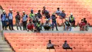 Pekerja proyek pembangunan JIS ikut menyaksikan laga pembuka International Youth Championship 2021 antara Bali United U-18 melawan Atletico Madrid U-18 di Jakarta International Stadium, Jakarta, Rabu (13/04/2022). (Bola.com/Bagaskara Lazuardi)