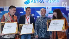 Director PT Astra Otoparts Yusak Kristian, CMO PT Asuransi Astra Buana Gunawan Salim, Director in Charge Astra Financial Suparno Dasmin dan Marketing Director PT Astra Daihatsu Motor Amelia Tjandra usai menerima Marketeer of The Year Award 2019 di Jakarta, Rabu (4/12/2019). (Liputan6.com/HO/Eko)
