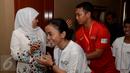 Menteri Sosial, Khofifah Indar Parawansa (kiri) bersalaman dengan atlet khusus tuna grahita (Special Olympics Indonesia/SOIna) saat melakukan Open House Lebaran di rumahnya di kawasan Widya Chandra, Jakarta, Jumat (17/7/2015). (Liputan6.com/Johan Tallo)