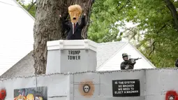 Sebuah instalasi boneka Hallowen Donald Trump yang dibuat lengkap dengan bentengnya untuk menyambut perayaan Hallowen di West Hartford, Connecticut, AS (4/10). (Reuters/Michelle McLoughlin)