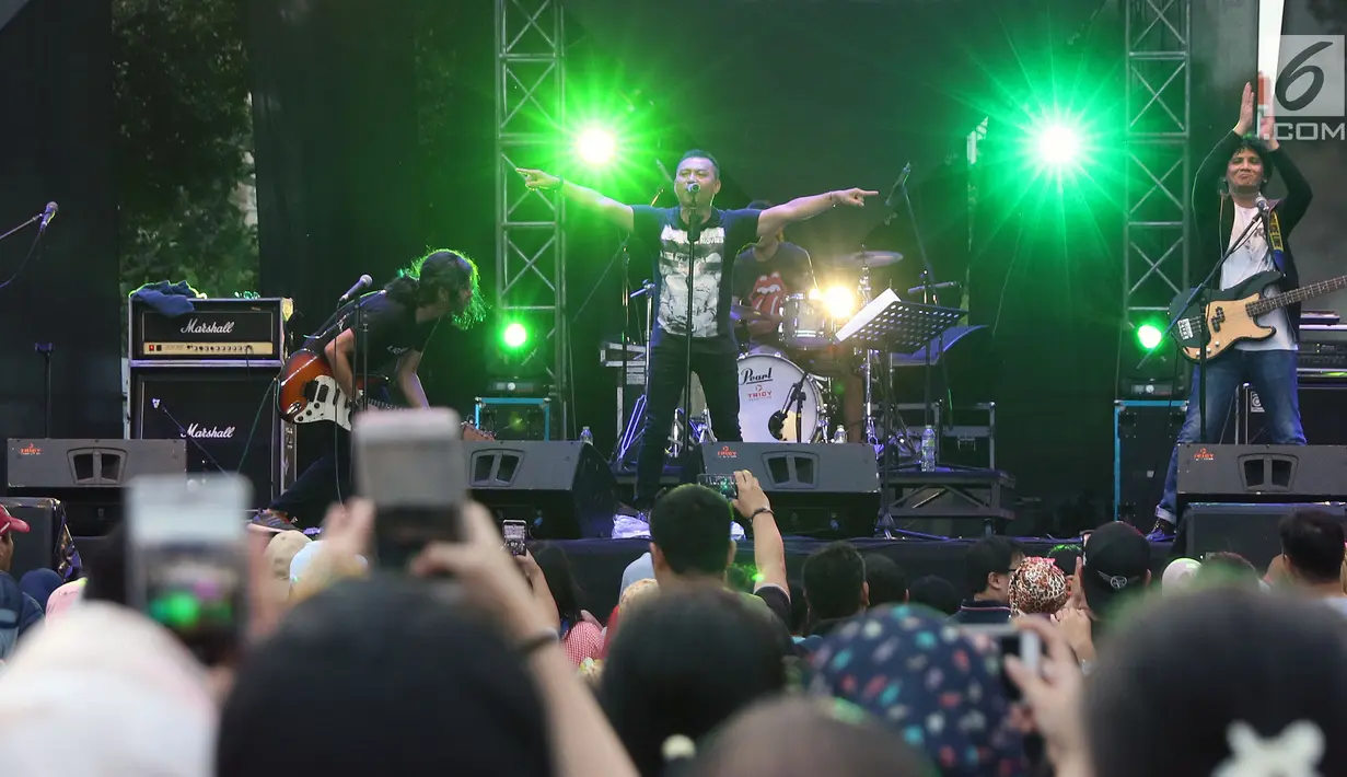 Vokalis grup band era 90 an Kidnap Katrina, Anang Hermansyah (tengah) saat tampil pada gelaran The 90’s Festival di Gambir Expo Kemayoran, Jakarta, Sabtu (10/11). The 90’s Festival kali ini merupakan yang keempat. (Liputan6.com/Helmi Fithriansyah)