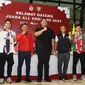 Para juara All England 2024, Jonatan Christie, Anthony Ginting, Muhammad Rian Ardianto dan Fajar Alfian berfoto bersama Sekjen PP PBSI sekaligus Ketua Tim Pokja PBSI untuk Olimpiade Paris 2024, Muhammad Fadil Imran (ketiga kiri), Menpora RI, Dito Ariotedjo (tengah) dan Chef de Mission Olimpiade Paris 2024, Anindya Novyan Bakrie saat acara penyambutan para juara All England 2024 di Terminal 3 Bandara Soekarno Hatta, Tangerang, Banten, Senin (18/3/2024) malam WIB. (Bola.com/M Iqbal Ichsan)