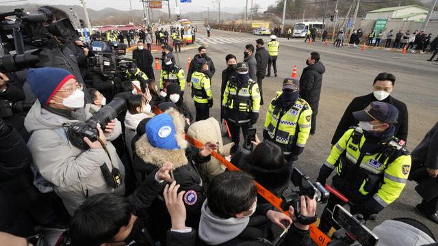 Disambut Penggemar, Jin BTS Tiba di Pusat Pelatihan Militer Korea Selatan