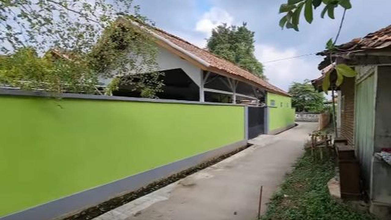 Rumah tersebut rupanya merupakan hasil jerih payah sang Ibu. Di mana sang Ibu juga sempat menjadi seorang TKW di Arab Saudi selama 30 tahun. <br>