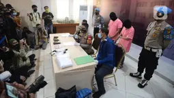 Polisi merilis kasus muncikari dari prostitusi online artis di Polres Metro Jakarta Utara, Jumat (27/11/2020). Polres Metro Jakut menetapkan dua muncikari berinisial AR dan CA sebagai tersangka kasus prostitusi online yang melibatkan dua artis yakni ST dan SH alias MY. (merdeka.com/Imam Buhori)