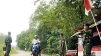 Anggota Satgas Pamtas di Pintu Lintas Batas Indonesia-Malaysia di Desa Jagoi, Bengkayang, Kalbar. TNI akan membangun satu batalyon tank guna menambah kekuatan di perbatasan. (Antara)