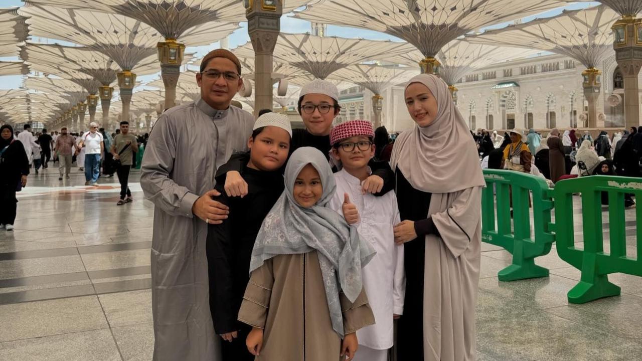 Potret Pasha Ungu dan Adelia saat Umrah Bersama Empat Anaknya di Tanah Suci