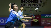 Aksi ganda putra Indonesia, Sabar Karyaman Gutama/Moh Reza Pahlevi Isfahani, pada perempat final Indonesia Open 2024 di Istora Senayan, Jakarta, Jumat (7/6/2024). (Bola.com/Bagaskara Lazuardi)