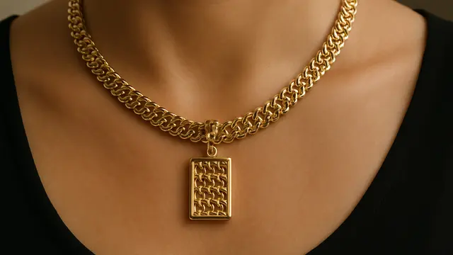 Model Kalung Rantai Tebal dengan Liontin untuk Ibu-Ibu