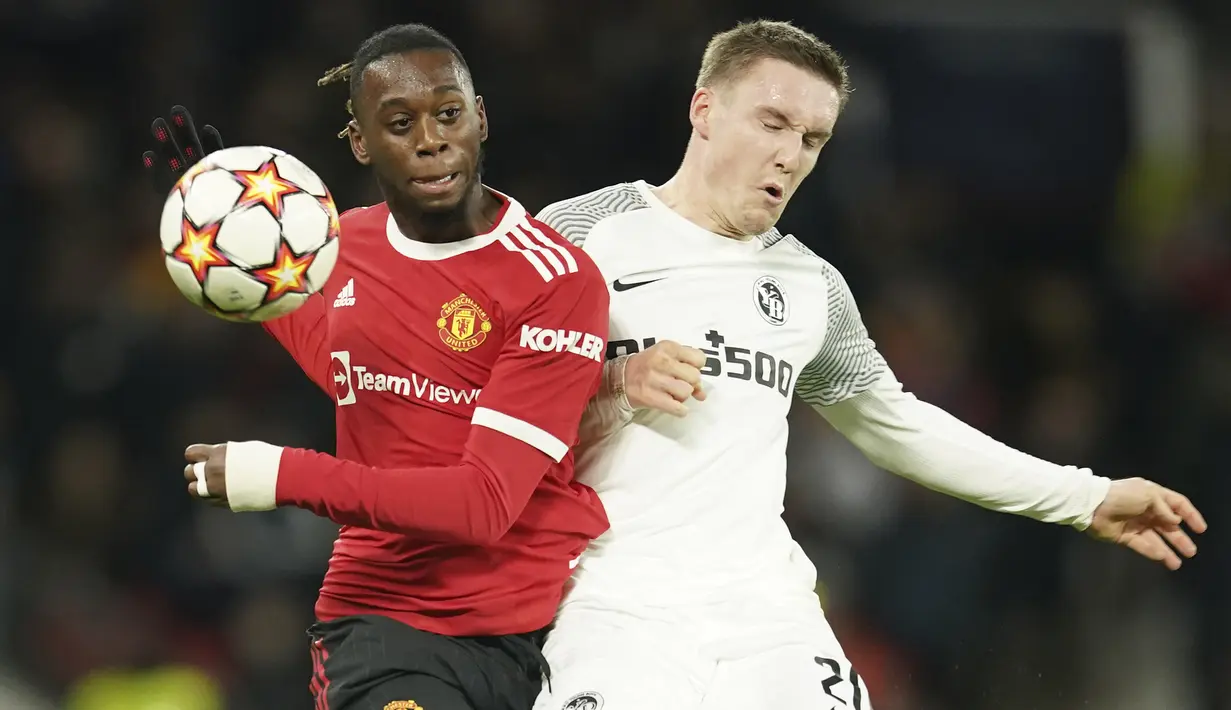 Aaron Wan-Bissaka. Bek kanan yang tampil sebagai starter dan mengalami cedera di akhir laga akibat menabrak papan iklan ini disorot Ralf Ragnick karena tampil tidak maskimal. Ia dinilai lebih banyak bermain di sektor pertahanan dibanding membantu serangan. (AP/Dave Thompson)