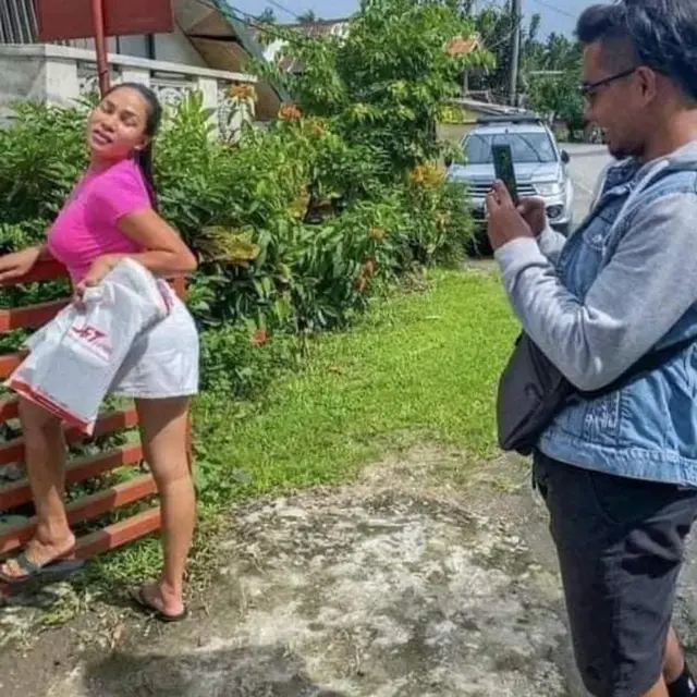 7 Potret Nyeleneh Orang Difoto Saat Terima Paket, Ada yang Siapkan Background